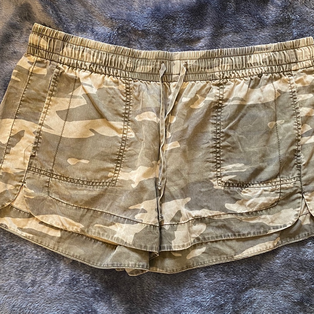 Camo drawstring pull on shorts size L